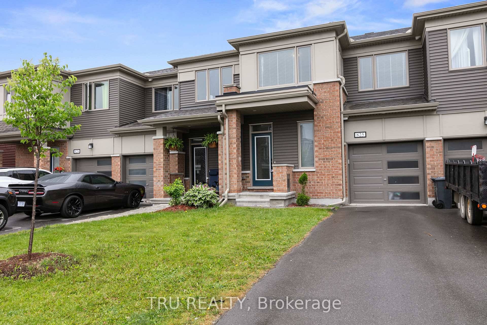 Beautiful and freshly painted Majestic model townhouse located in the highly sought after Trailwest community of Stittsville.