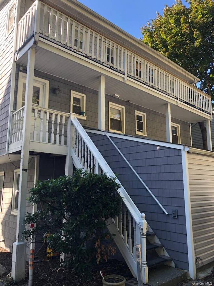 Large 2nd floor 2 bedroom 2 bathroom apartment.