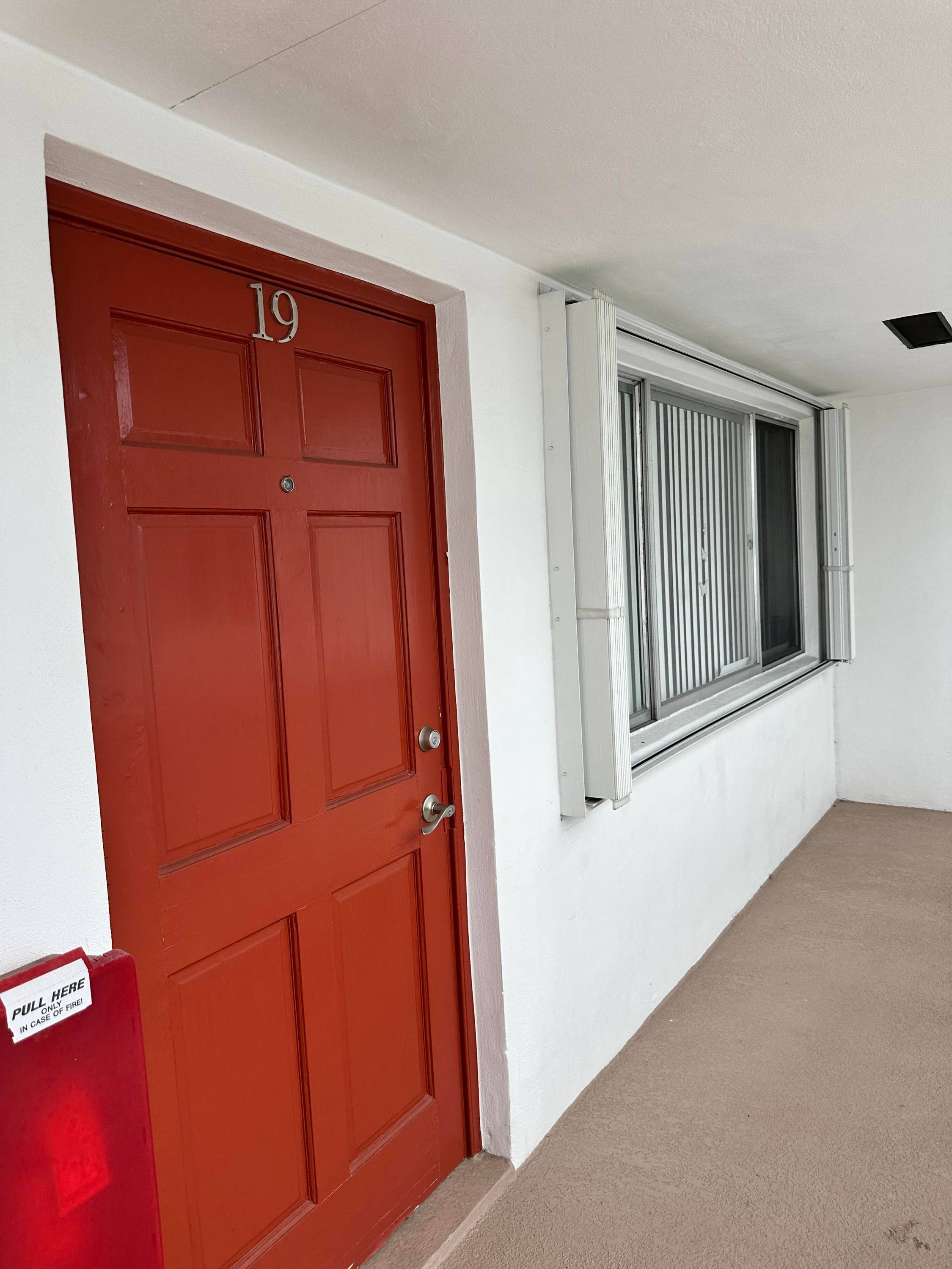 Experience comfortable living in this well maintained 1 bedroom, 1 bathroom condo.