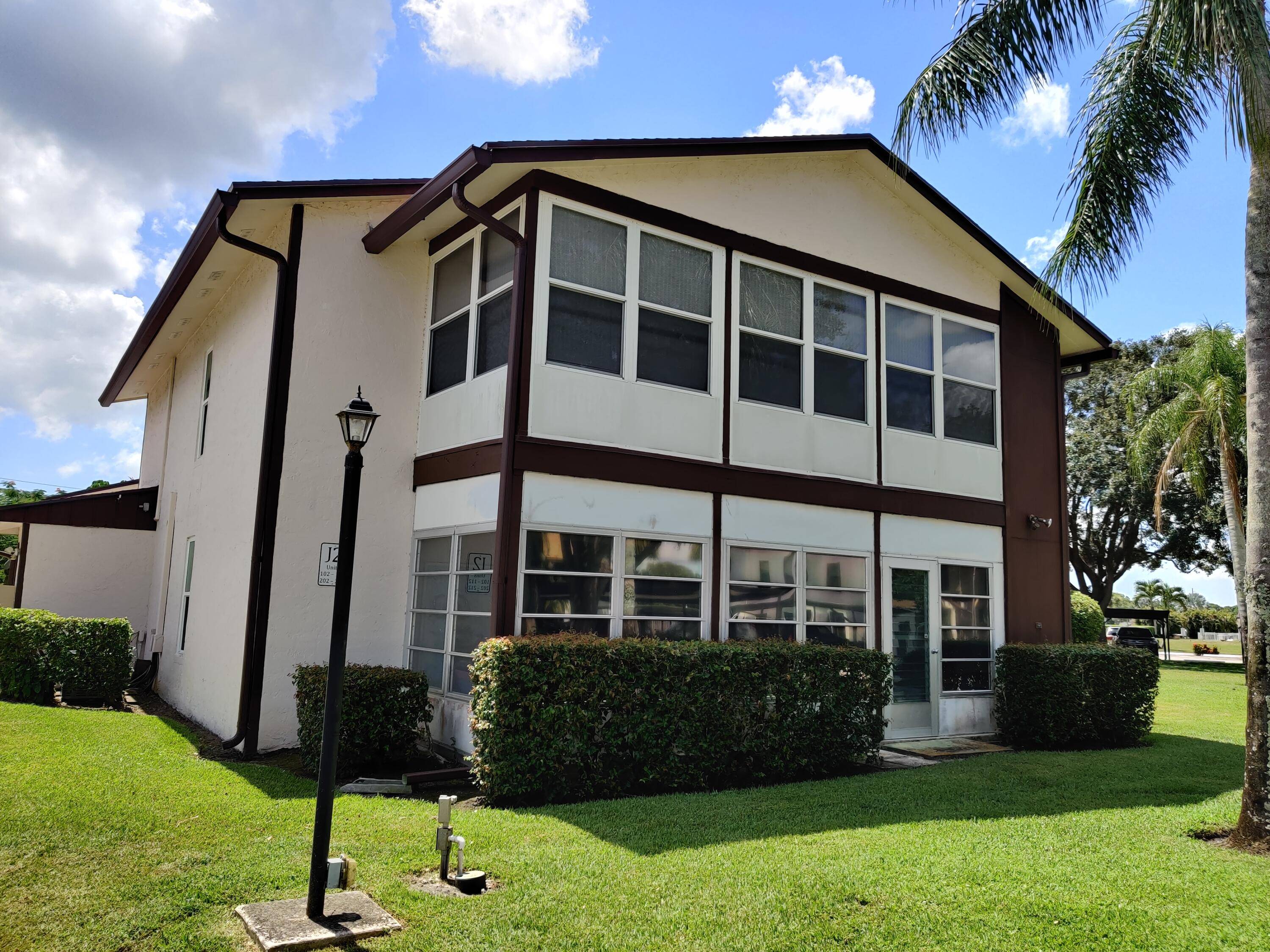 Outstanding Value ! 2 2 end unit w 1 car carport in South Stuart area of Twin Lakes.