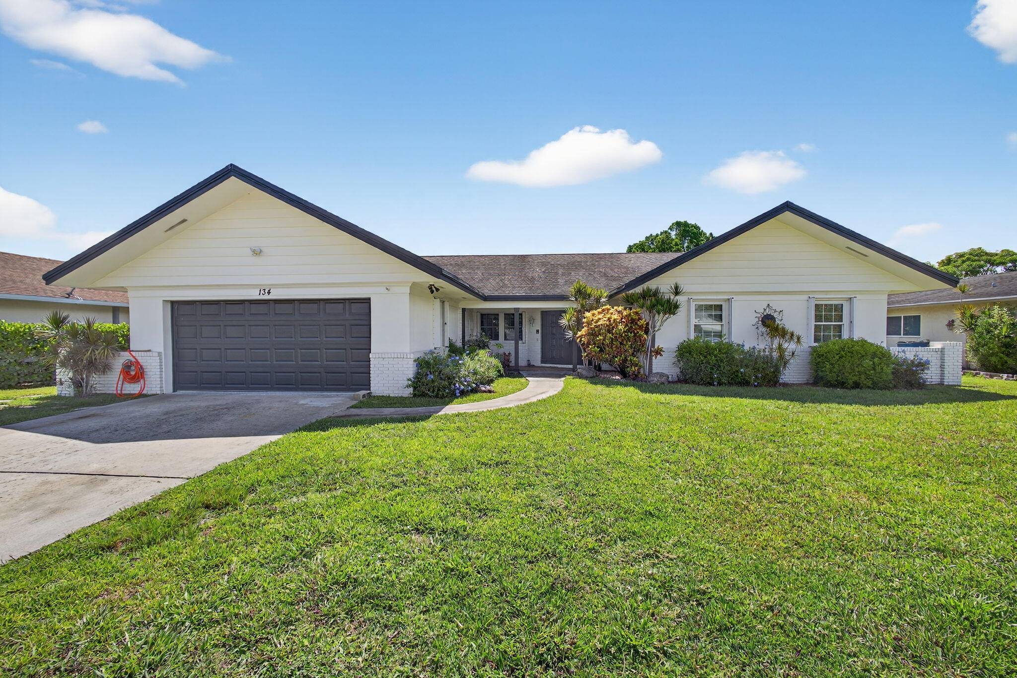 Welcome to South Florida paradise in the heart of Royal Palm Beach.
