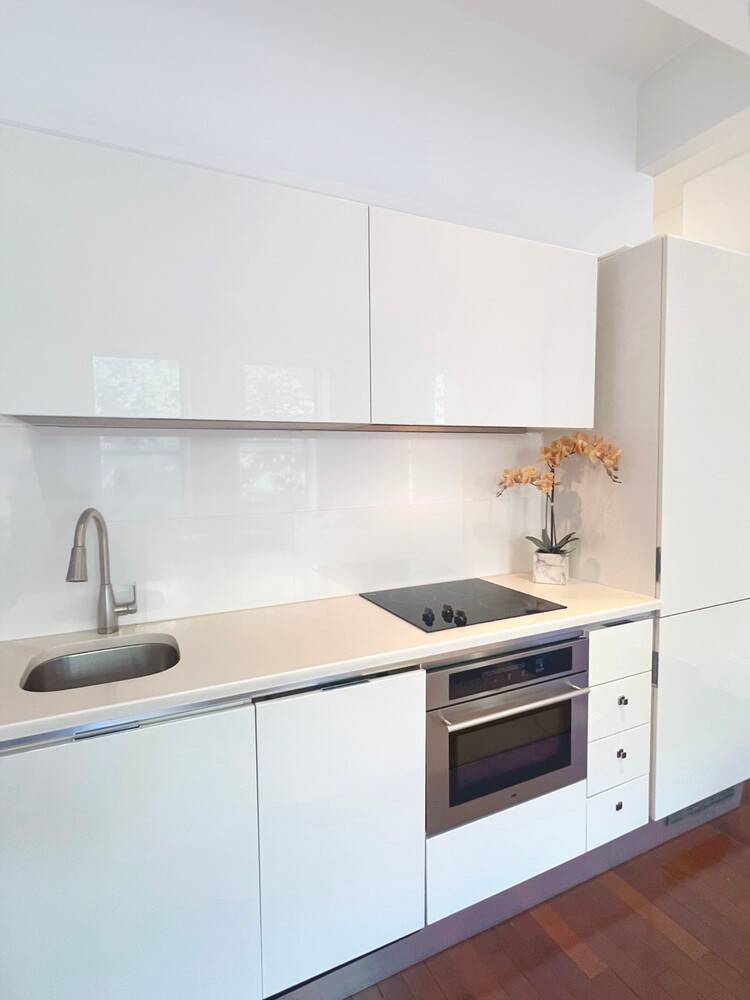 Welcome to 40 Remsen Street 7, a meticulously renovated 1 bedroom, 1 bath residence in the heart of Brooklyn Heights.
