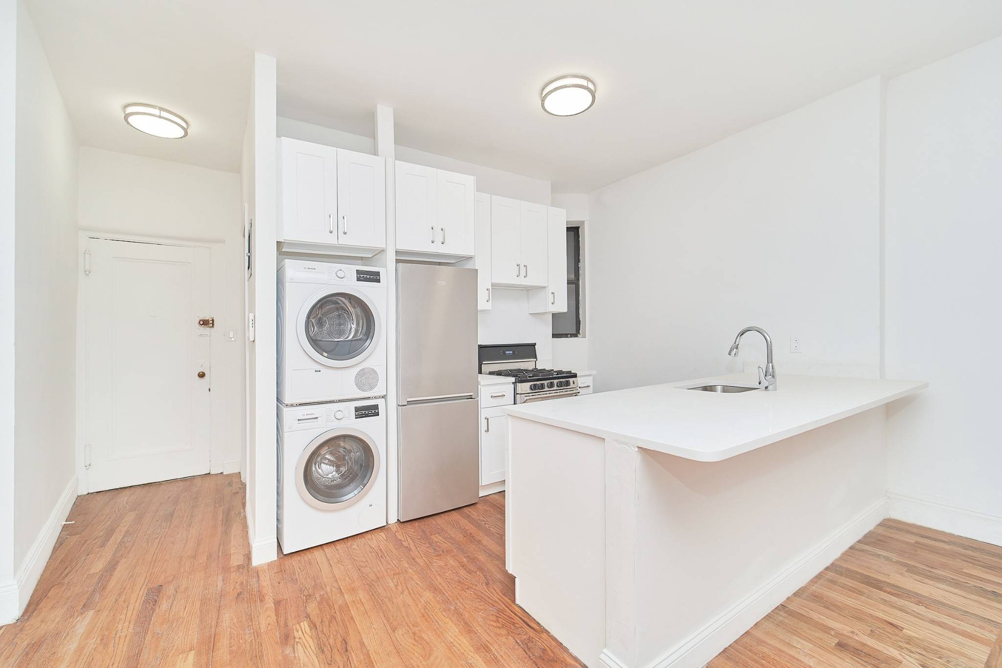 LARGE 4 BED, 2 BATH BRAND NEW GUT RENO PRIME UESAPARTMENT DETAILS WASHER DRYERDISHWASHERKing Sized BedroomsWindowed KitchenOversized Windows w Southern ExposureHigh CeilingsHardwood FloorsNatural SunlightLARGE closetsBUILDING amp ; AREA Charming Elevator 