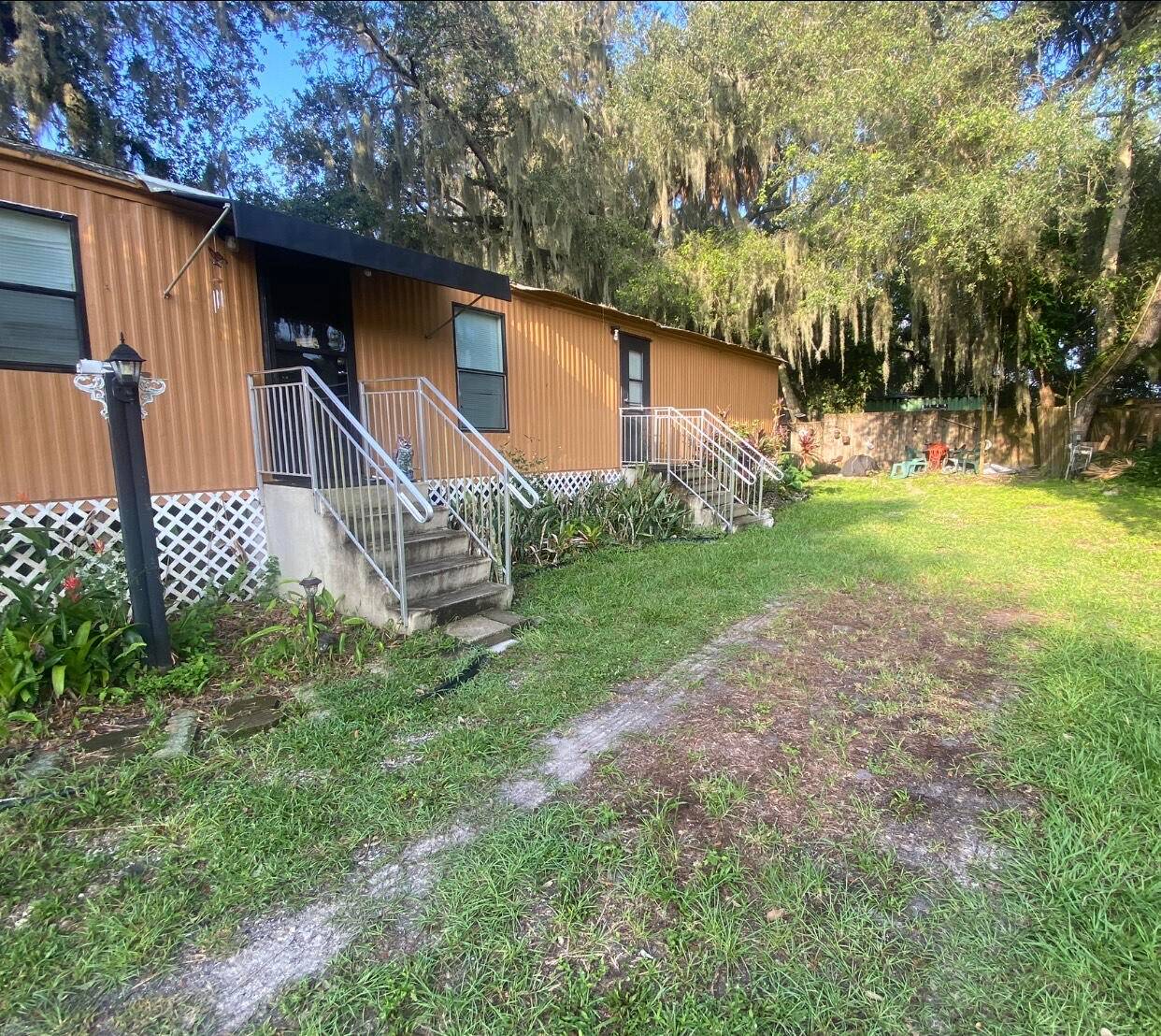 A LITTLE RETREAT RIGHT ON THE KISSIMMEE RIVER !