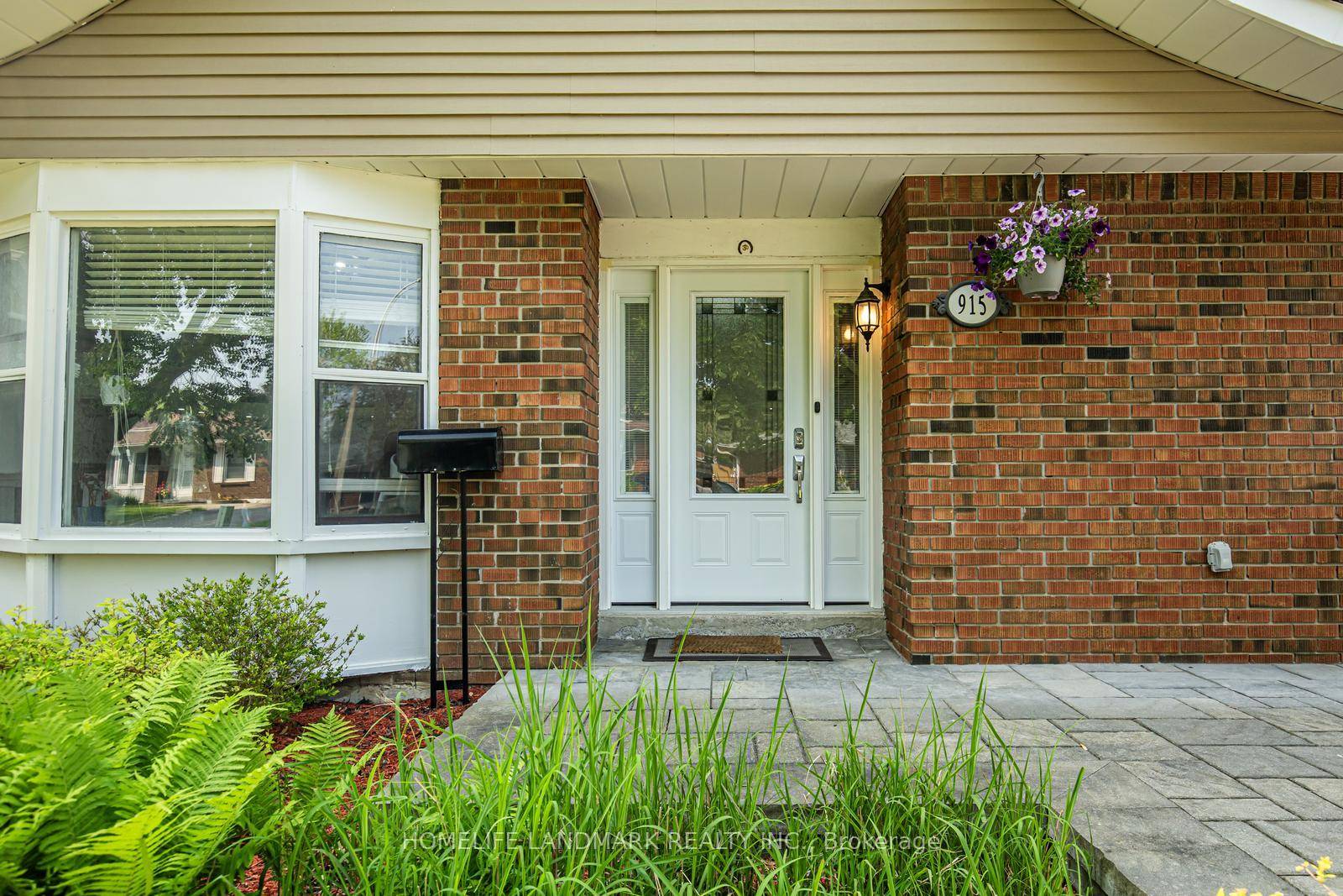 Welcome to this beautifully maintained 3 bedroom, 2 washroom home.