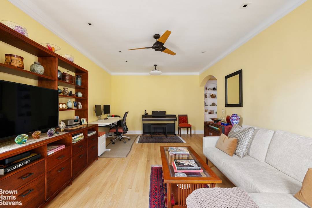 Architecturally designed, this move in ready 1 bedroom, 1 bathroom home is ideally located in the heart of Brooklyn's Park Slope.
