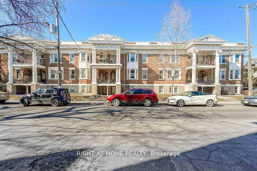 Bright amp ; Updated 2 Bedroom Unit in the Heart of Parkdale !