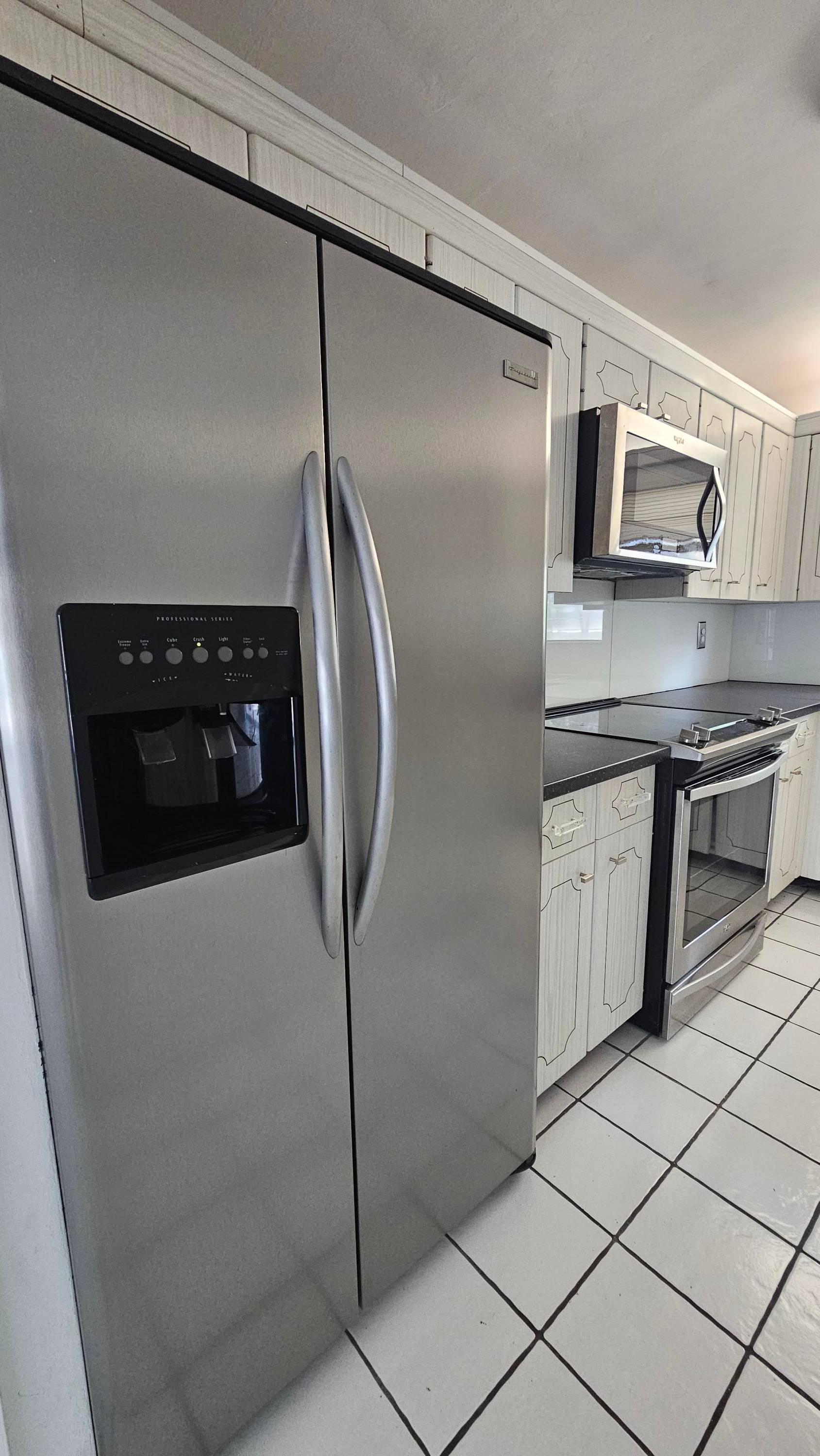 Oceanside condo with fantastic walkway to the beach !
