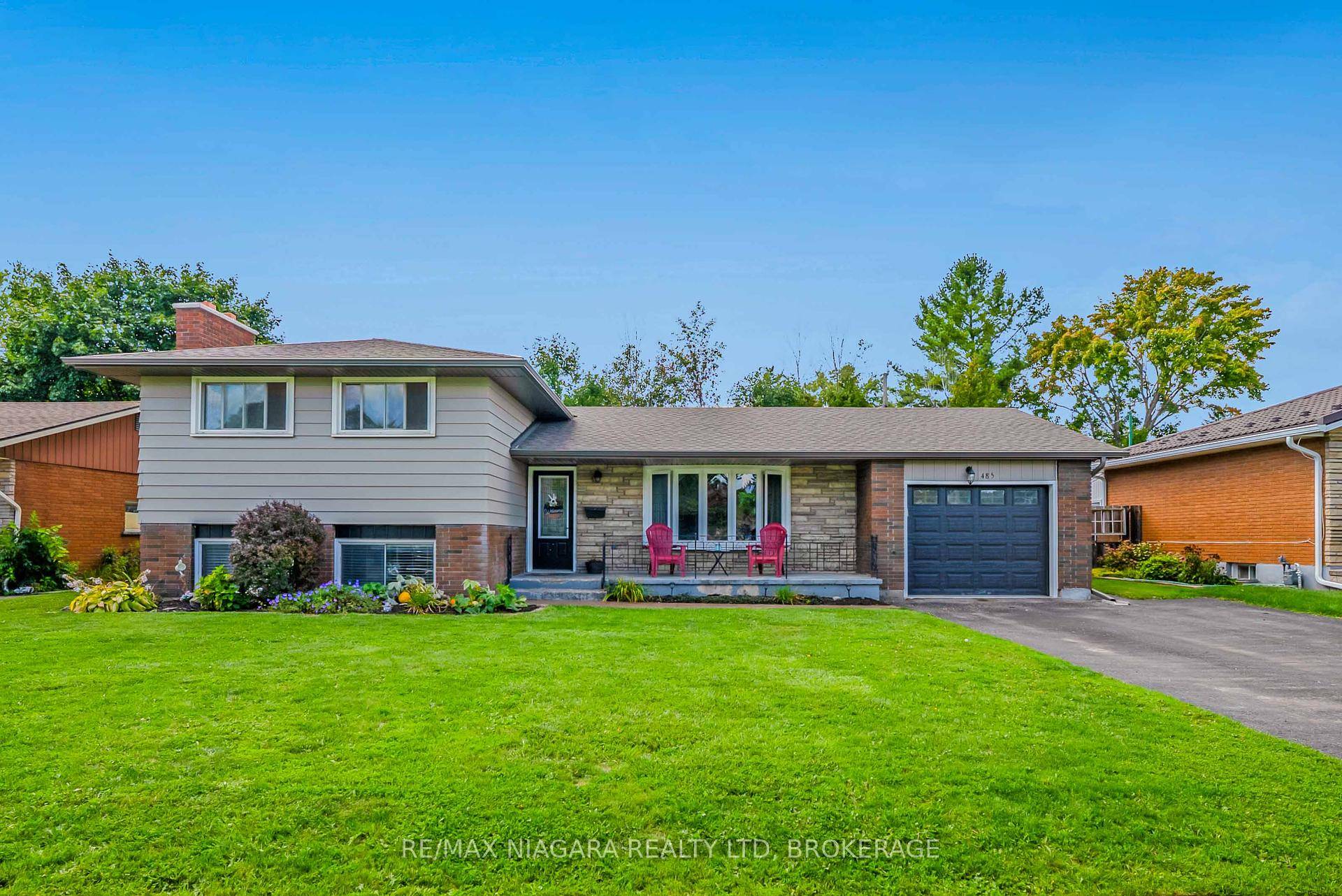 Welcome to this spacious 4 level side split, perfectly situated in one of Welland's most family friendly neighbourhoods on a large pool sized lot.