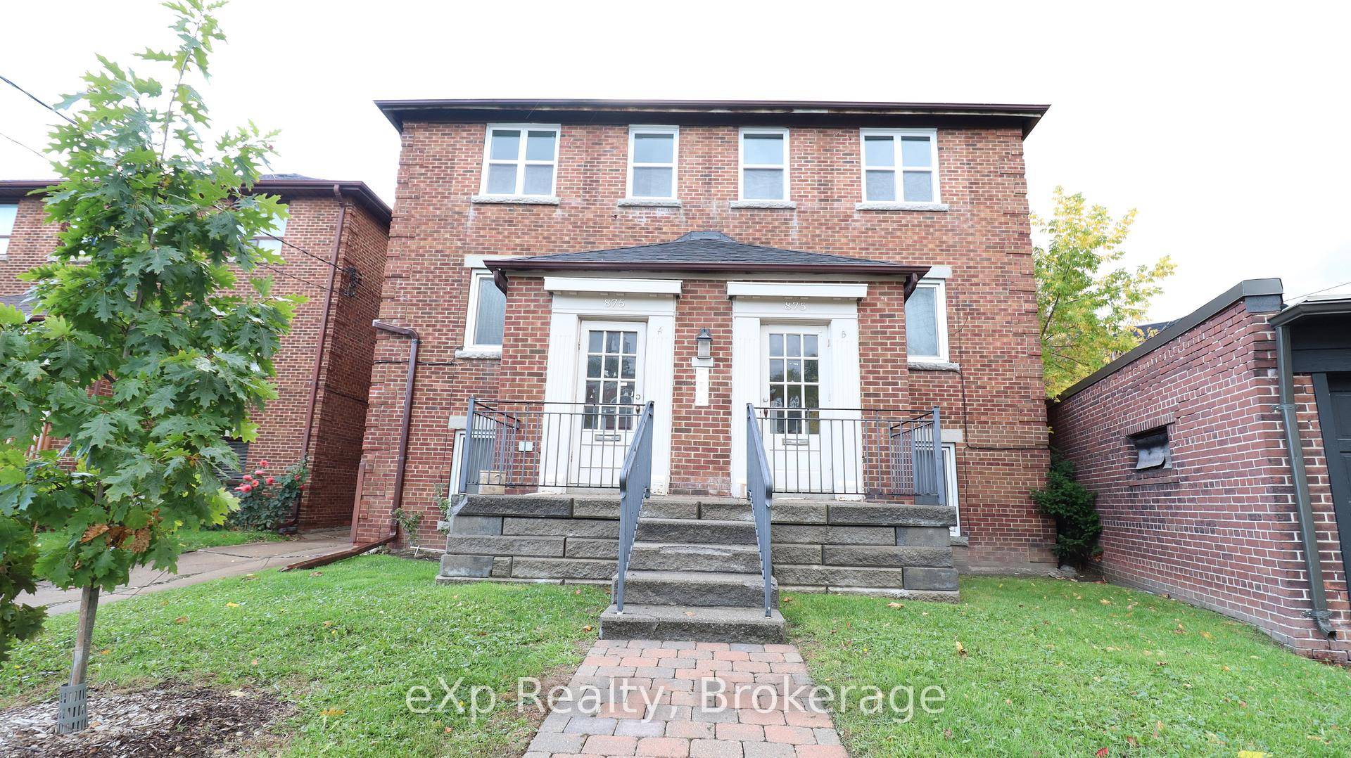 Welcome to this brand new, fully renovated 2 bedroom, 2 bathroom suite in the heart of Leaside, one of Toronto's most sought after neighbourhoods.