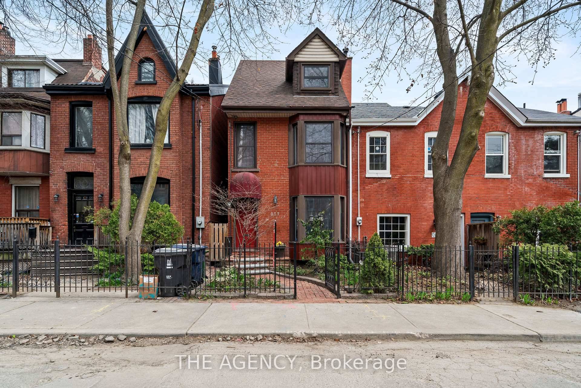 Chic Urban Living in the Heart of Historic Moss Park Welcome to this beautifully appointed 3 storey detached residence nestled in one of Toronto's most storied and vibrant neighborhoods Historic ...