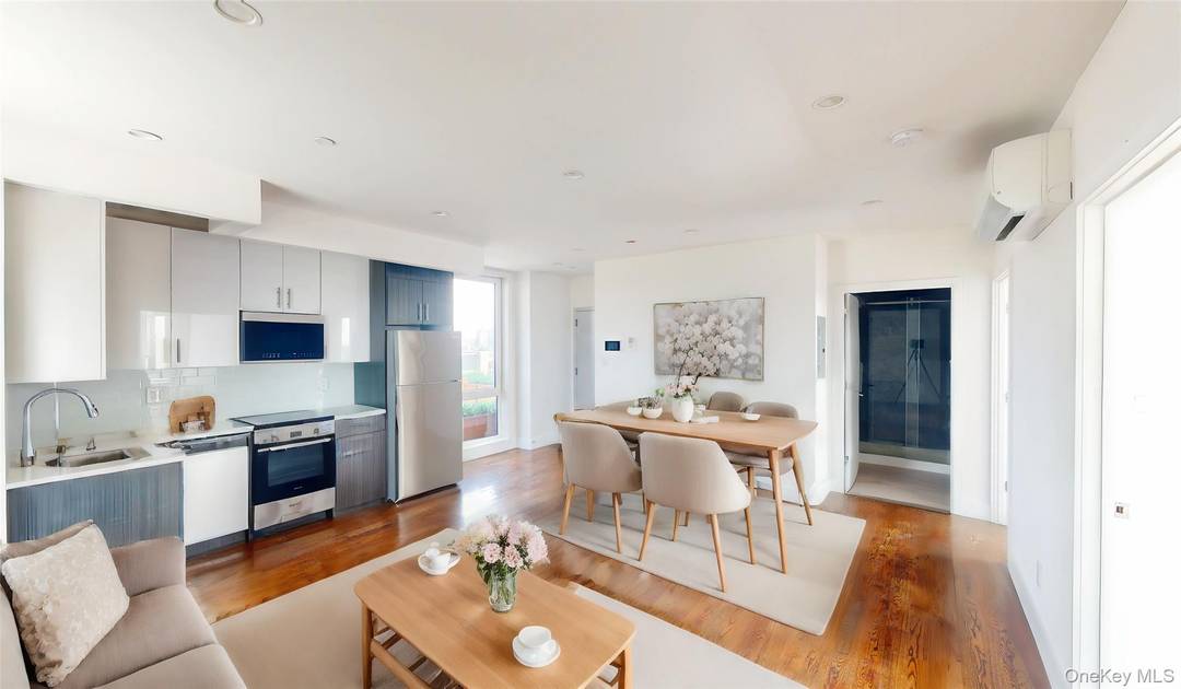 Exceptional boutique new construction penthouse 2Br dream in prime Briarwood steps to E F express 3D Virtual Tour Indulge in the finest luxury at Le Tour !