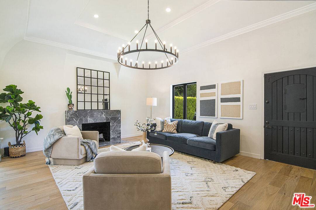 6421  W Olympic Blvd 4BR Beverly Grove La