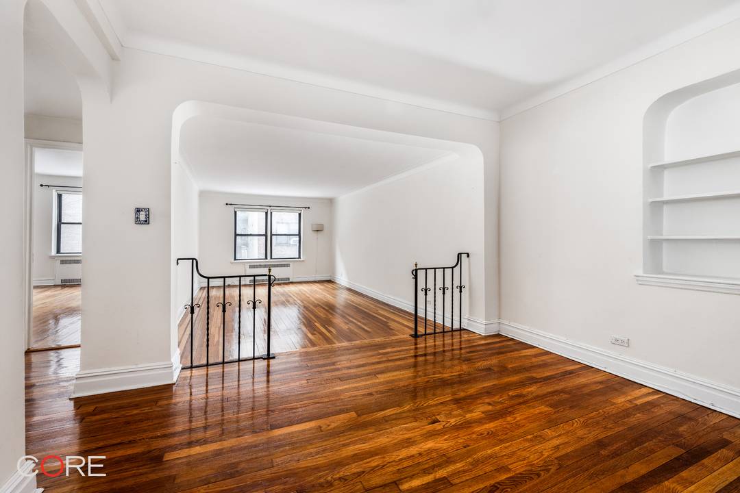 With windows overlooking a beautiful, serene private garden, this spacious corner one bedroom apartment retains all of its pre war features, such as a sunken living room, quality hardwood floors, ...