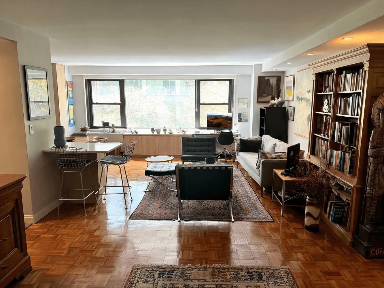 Move right into this bright, extra large one bedroom in a prime Upper East Side location.
