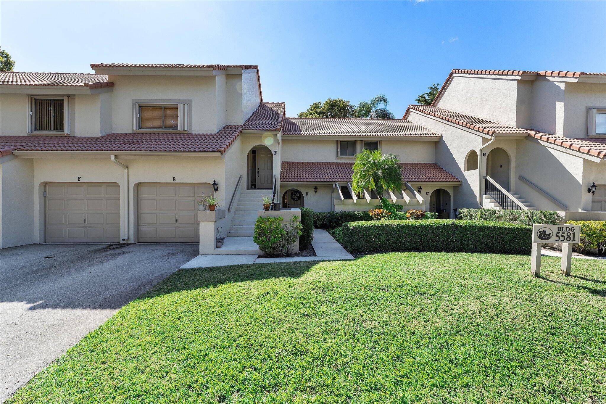Welcome to this charming 2 bedroom, 1 bathroom patio home in the desirable Coach House Circle subdivision.