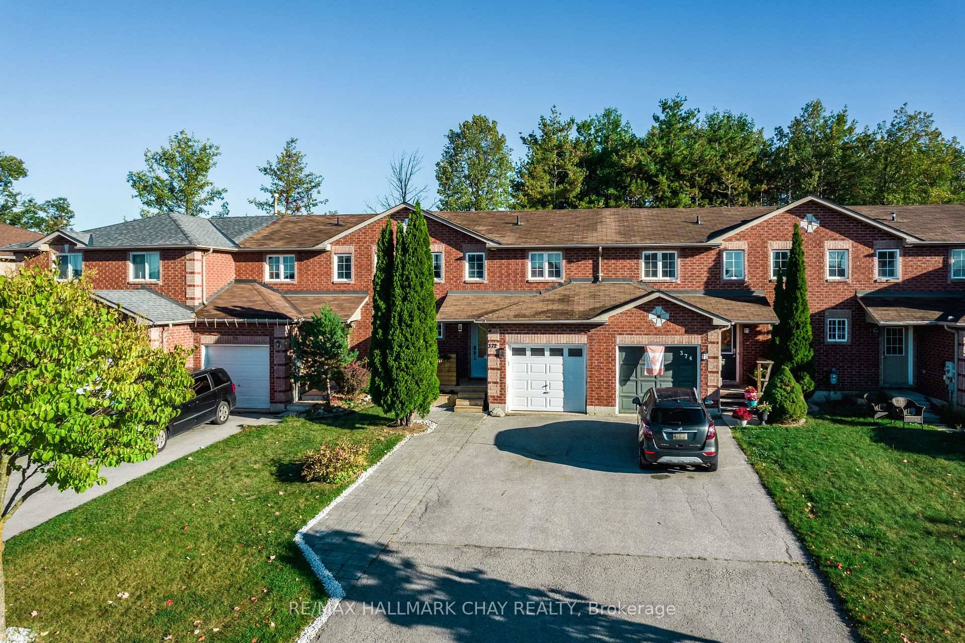 Nestled in one of Barrie's most sought after neighbourhoods, this beautifully located townhouse offers the perfect blend of comfort, convenience, and privacy.