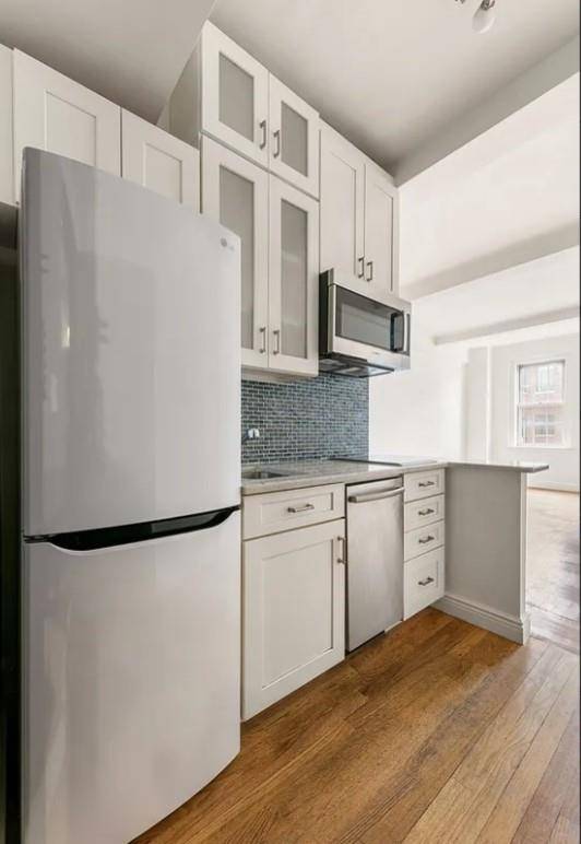 Welcome to this charming south facing studio located at 24 Fifth Avenue !