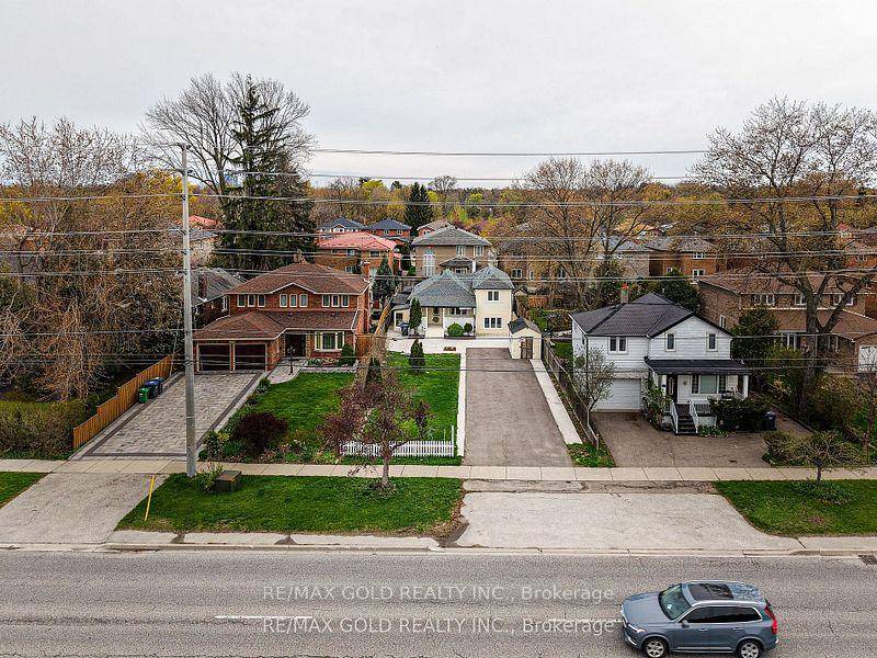 For lease at 4, 000 month, this updated 4 bed, 2 bath home is nestled in Mineola, near top schools, Port Credit, and scenic trails.