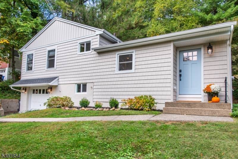 Great Burnham Park location sought after for it's close proximity to parks, Whole Foods, Morristown Center and Mid Town Direct.