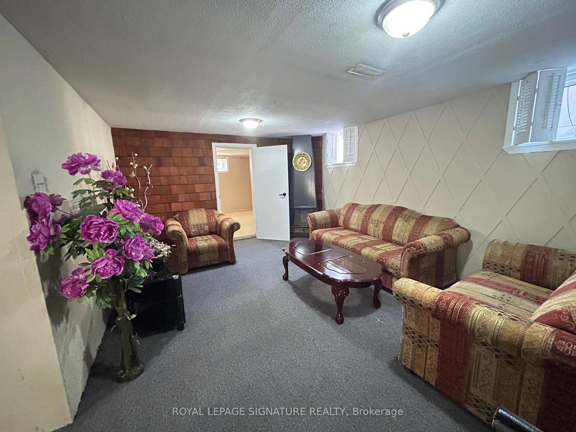 Beautiful 1 bed den unit located in a quiet, family friendly neighbourhood near Brimley amp ; Lawrence.