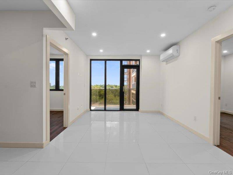 Elegant 2 Bedroom, 1 Bathroom condo in the heart of Kew Gardens !
