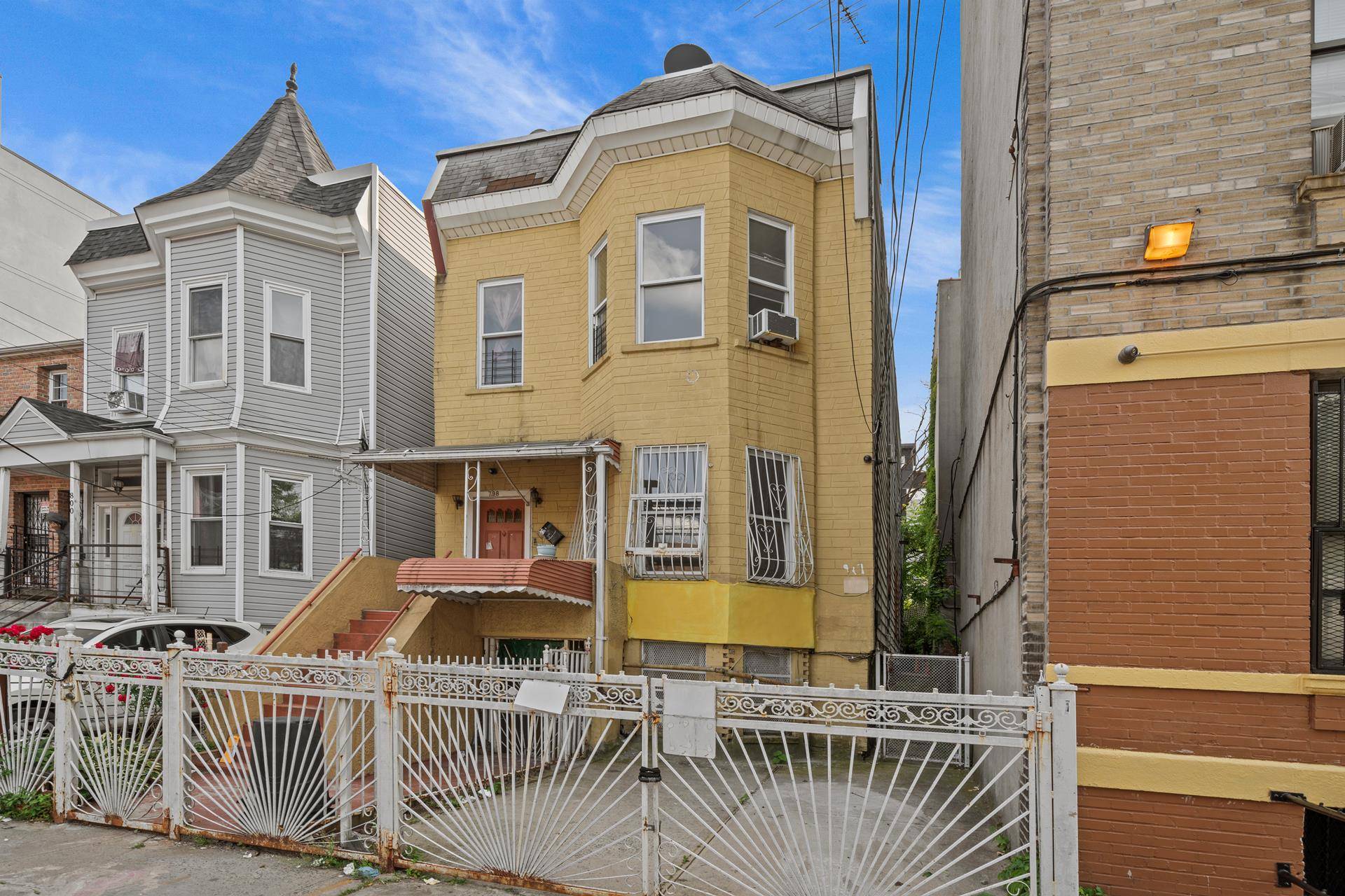 Call all investors ! R7 Vacant multifamily detached house.