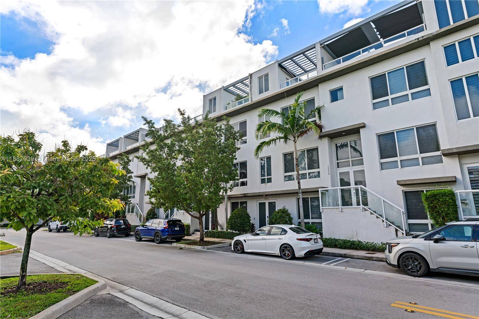 La Premiere Realty is proud to present this TURN KEY, spectacular 4 level townhouse in Landmark at Doral loaded with upgrades !
