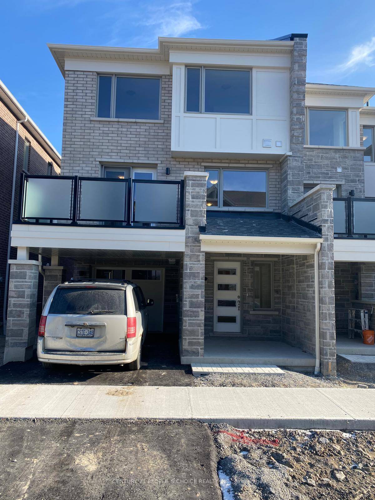 Stunning 3 Bedroom Townhome The Perfect Family Haven !