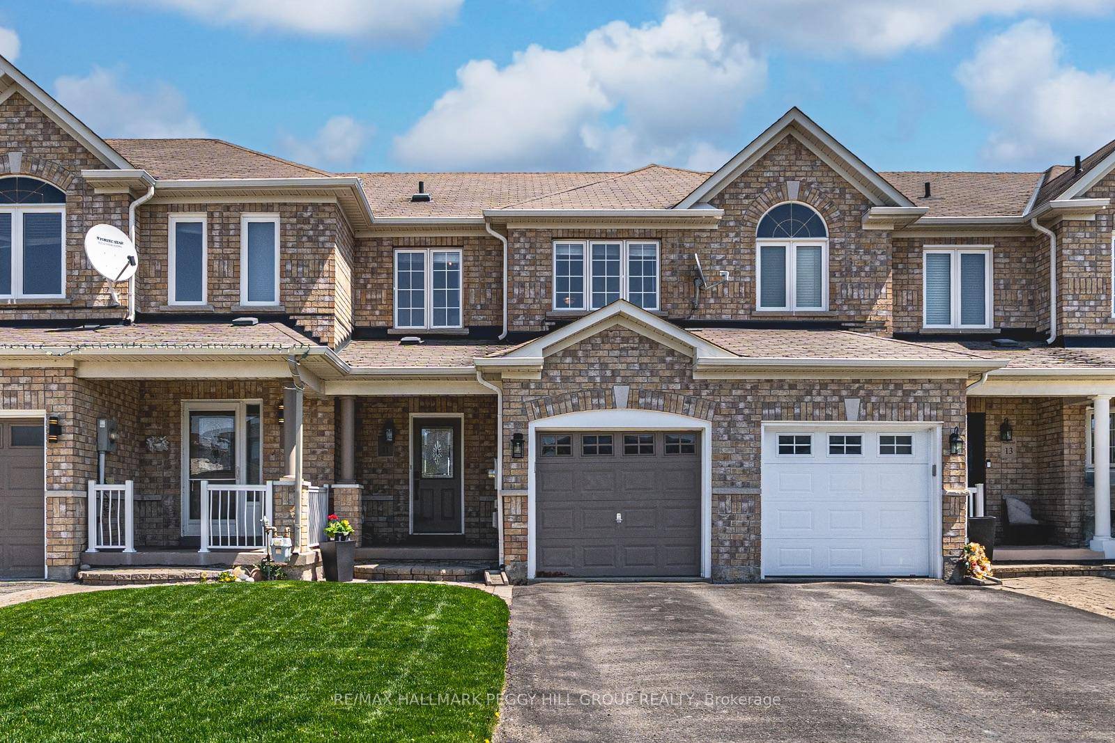 TASTEFULLY MODERNIZED INTERIOR, 172 FT DEEP LOT amp ; A FAMILY FRIENDLY LOCATION IN AN EXCELLENT SCHOOL DISTRICT !