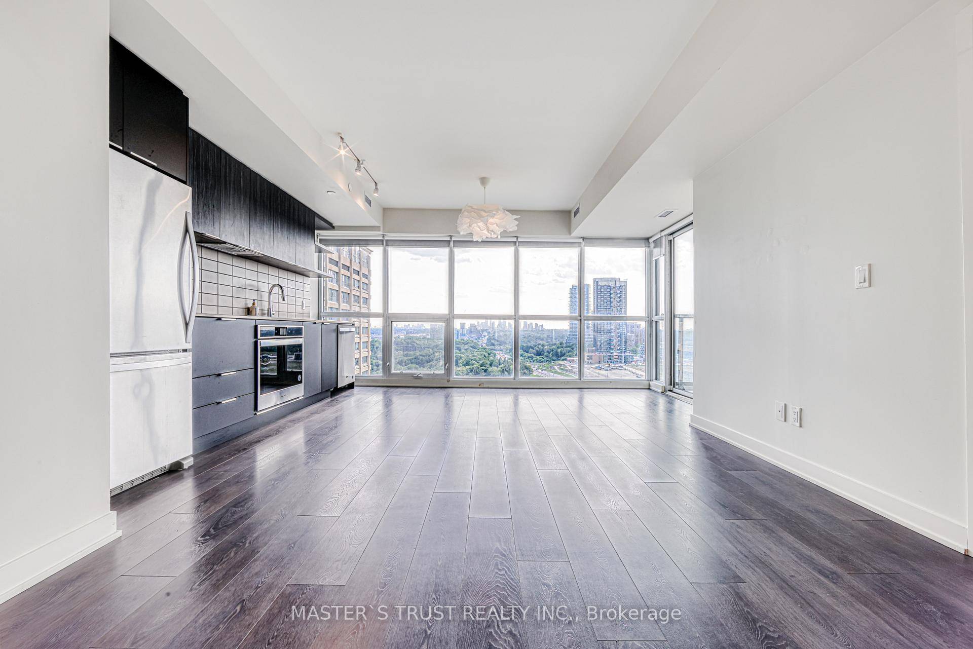 Check out this stunning 2 bedroom, 2 bathroom condo with an abundance of natural light, thanks to its floor to ceiling windows !