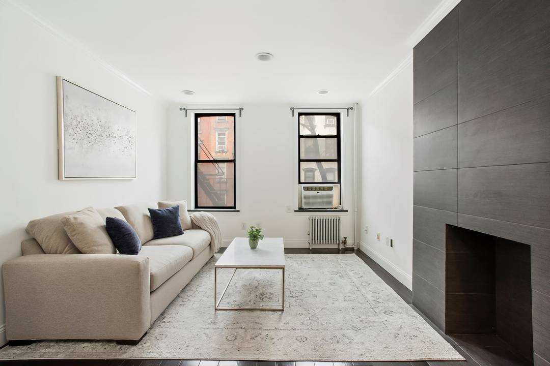 MINT RENOVATION IN FANTASTIC EAST VILLAGE LOCATION Welcome to Residence 3E at 334 E.