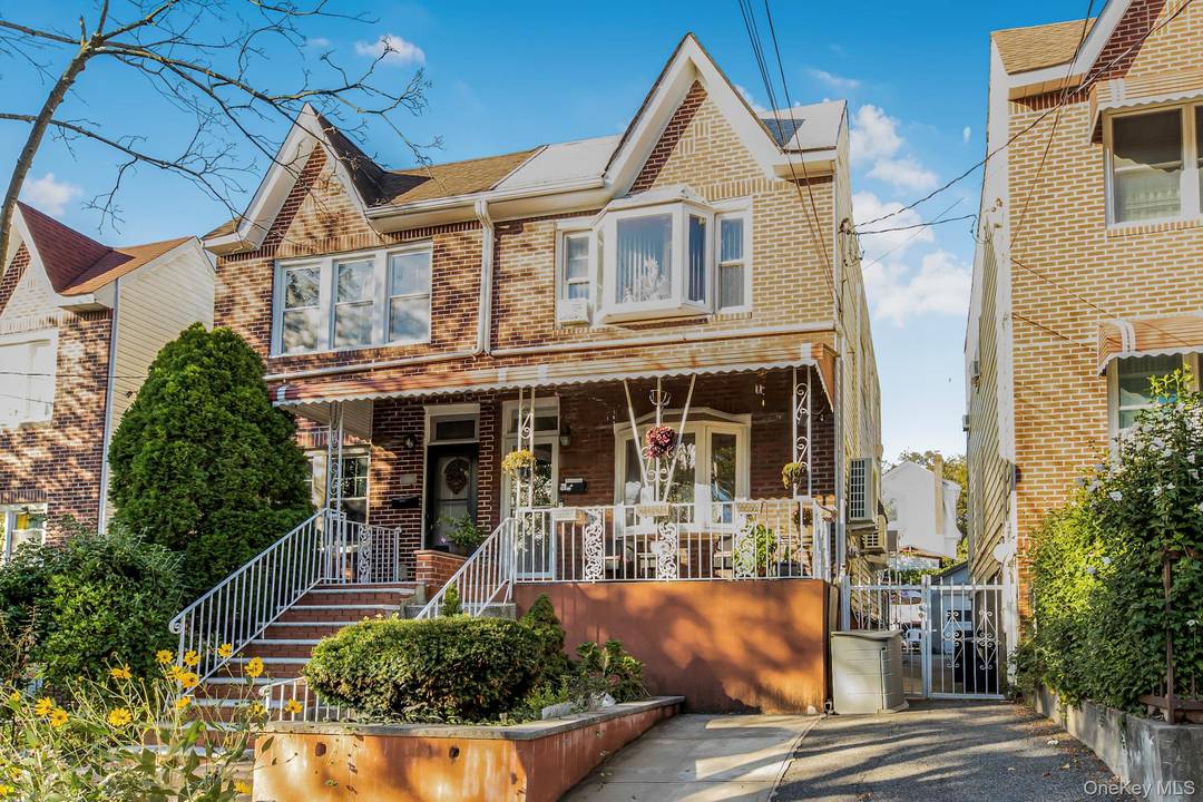 Serene Suburban Sophistication Meets City Convenience !