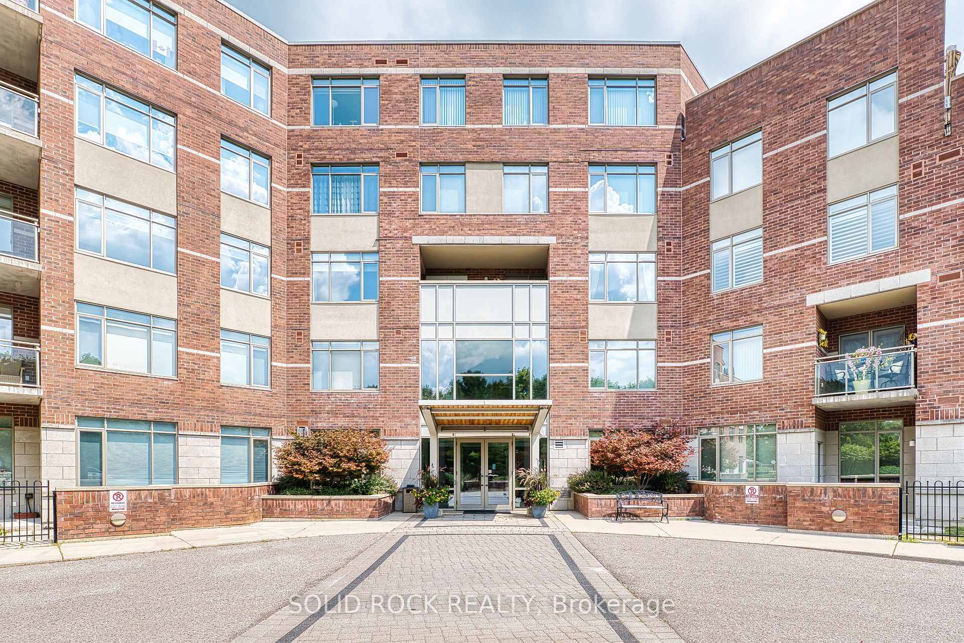 Carefree condo living in beautiful Stratford !