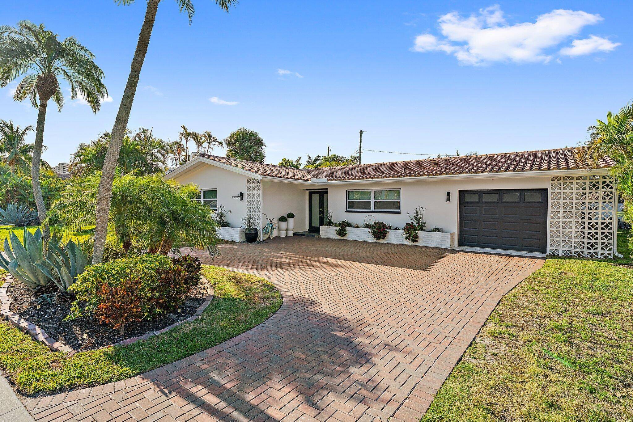 Stay and play. Come see this gorgeous three bedroom house, a quick walk to the beach and many outdoor activities nearby.
