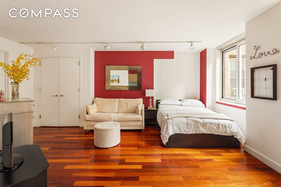 Modern Studio Living in the Heart of the Upper East Side Welcome to The Omni, a boutique luxury condominium offering modern living in one of Manhattan s most desirable neighborhoods.