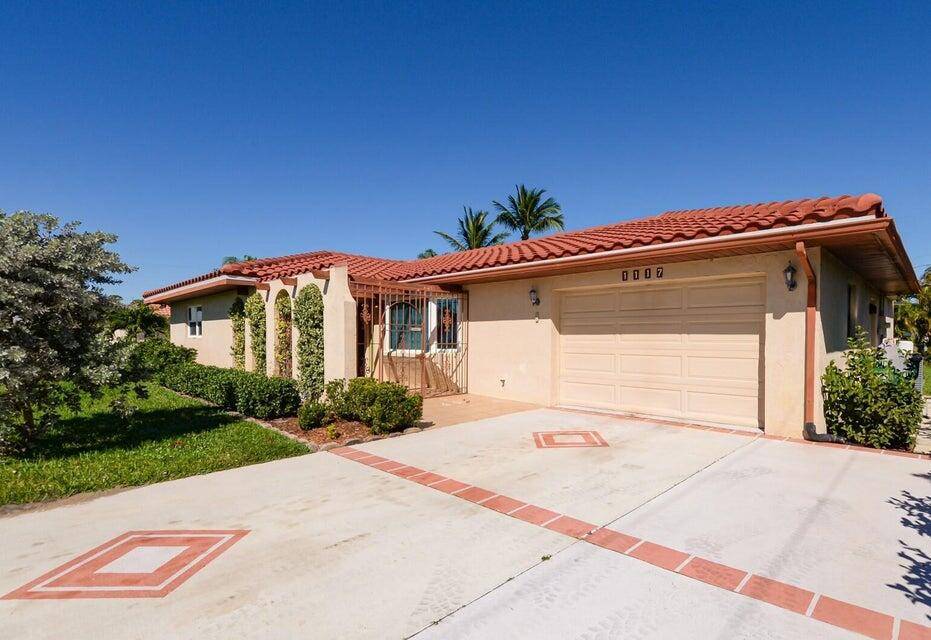 Wonderful CBS home with spacious living room and family room.