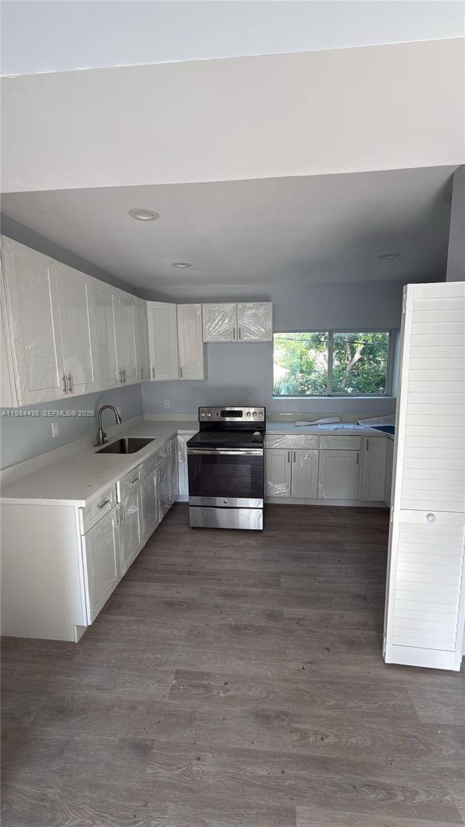 Beautifully renovated Duplex with with 4 bedrooms, 4 bathrooms each unit.