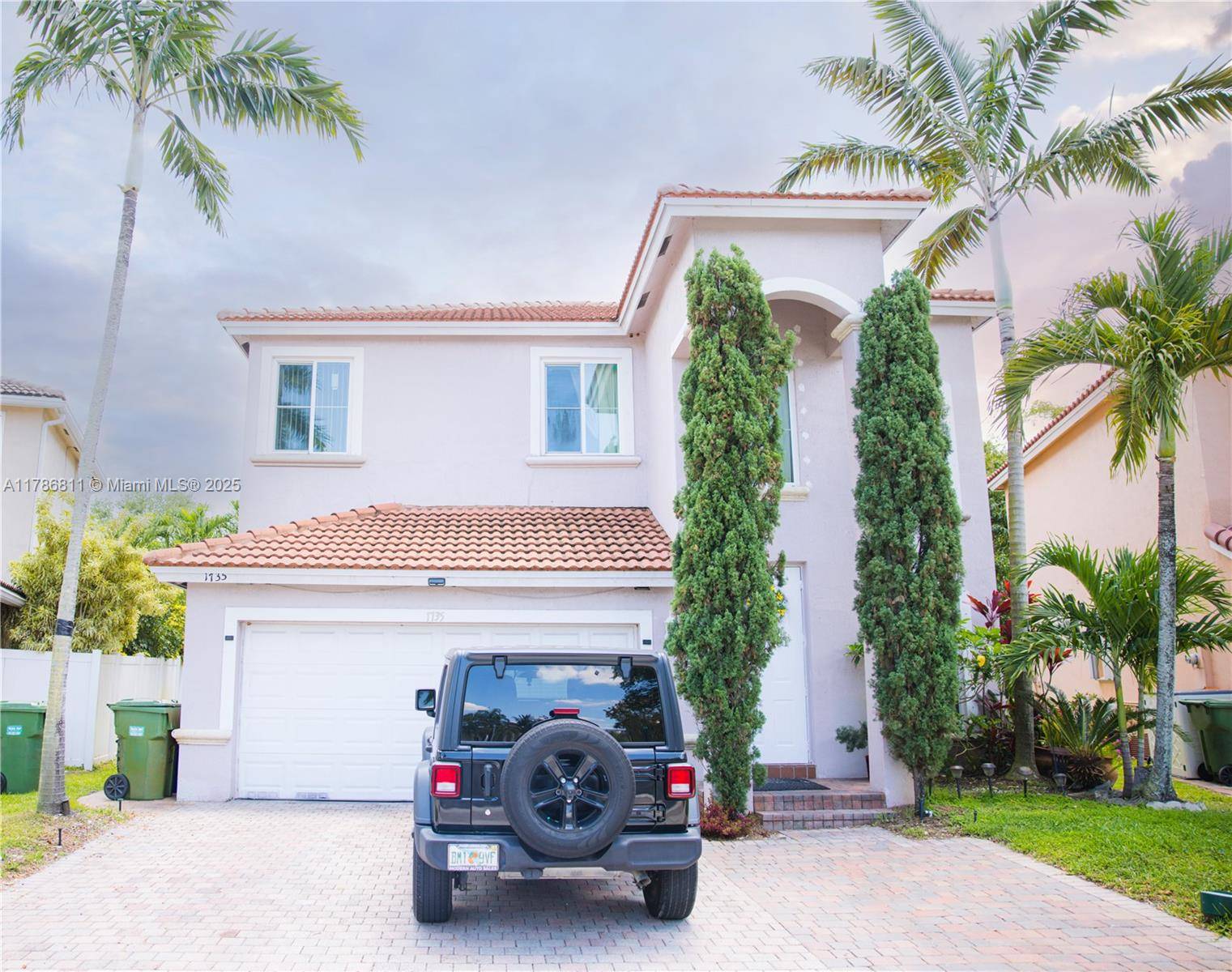 Motivated seller ! Spacious two story house in the heart of Pembroke Pines 3 bedrooms and 2 and a half bathrooms Ceramic and non slip vinyl floss without carpets Roof ...