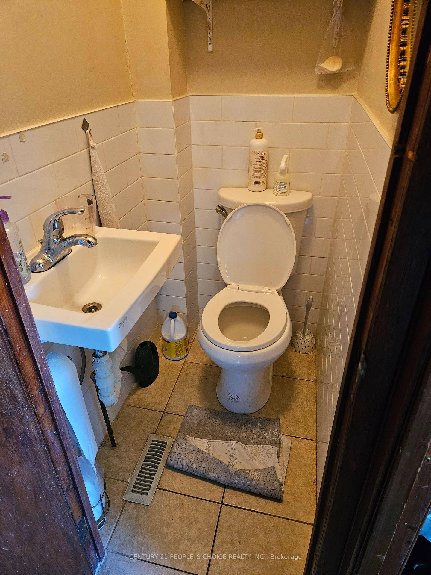 Convenient Location, Brick built Detached House ; 2 Storey, Living amp ; Dining combined ; Three bedrooms at 2nd floor amp ; Family cun Bonus Bed Room st Main floor ...