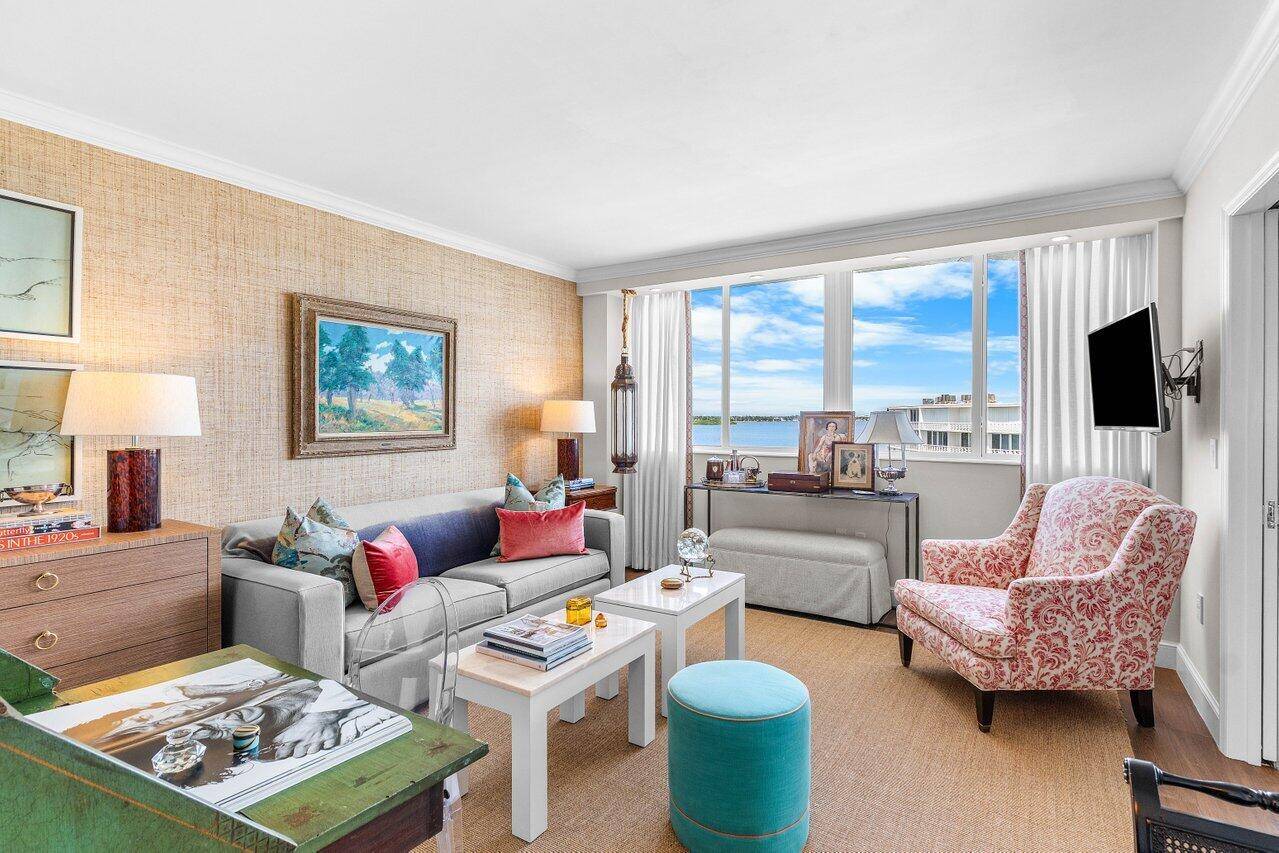 Stunning 2BR 2BA seasonal rental in prime Palm Beach with breathtaking Intracoastal views !