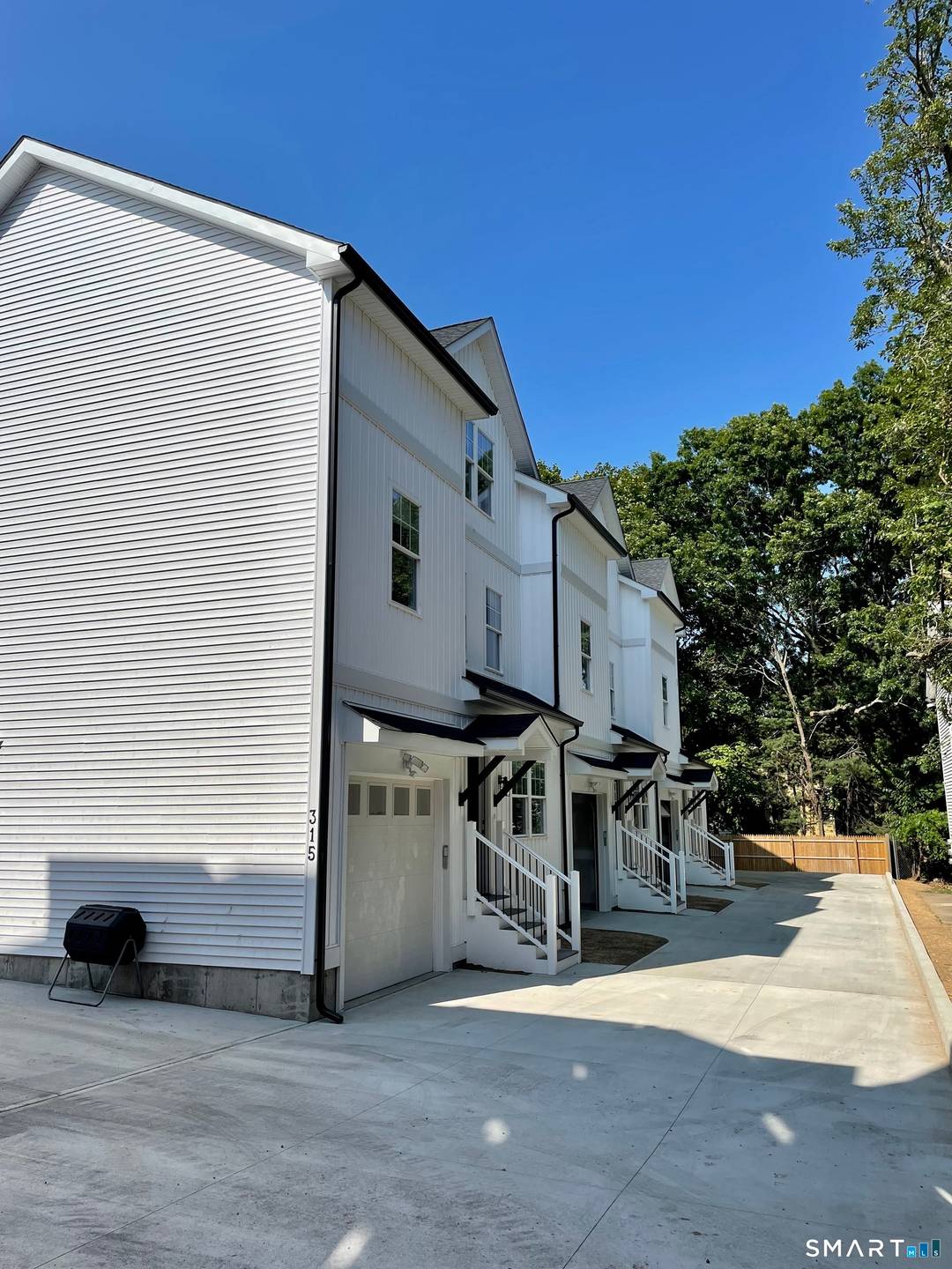 Spacious townhouse apartment built in 2022 offering 4 bedrooms and 3.