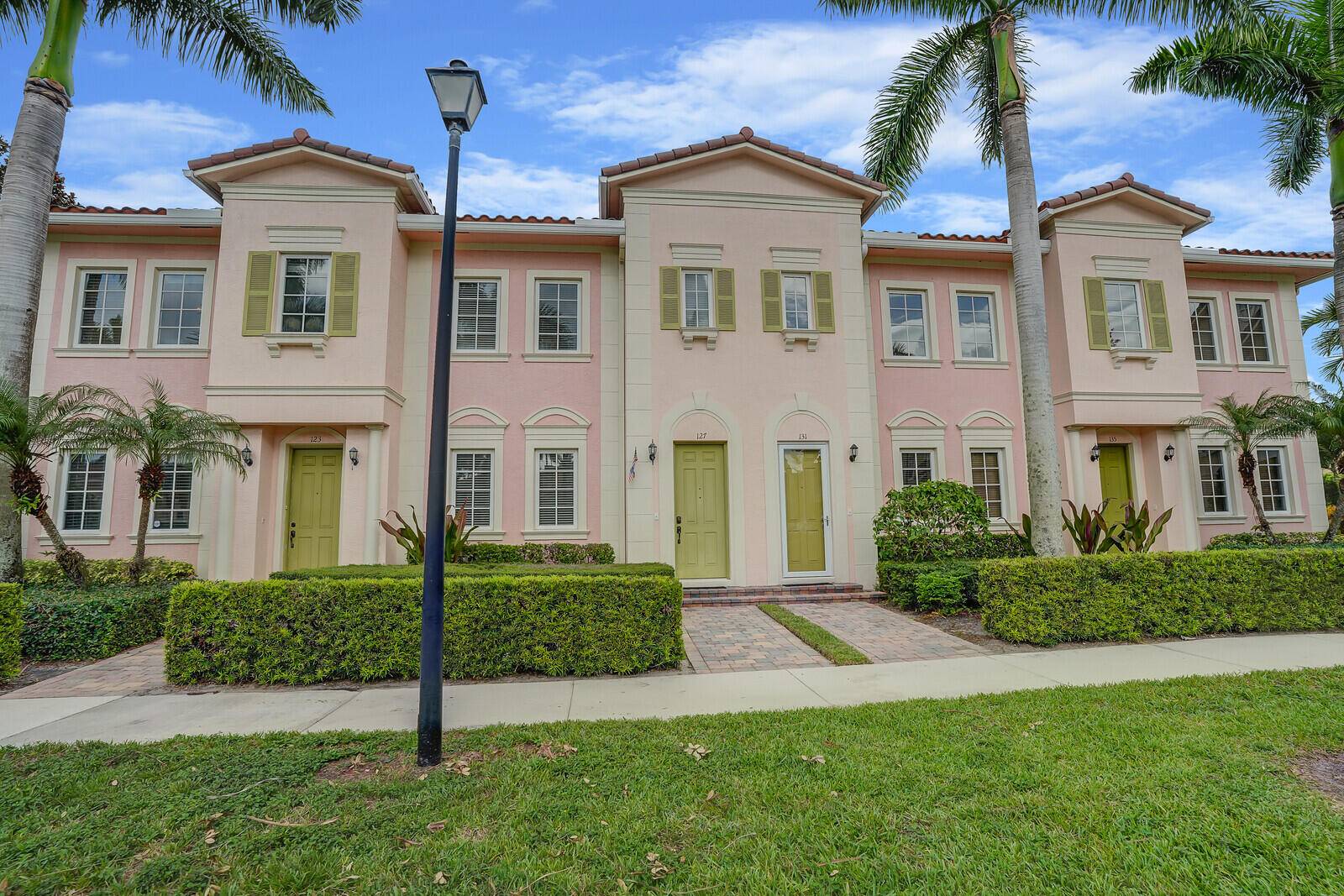 Welcome to 123 Mulligan Place, a contemporary haven nestled in the vibrant community of Jupiter, FL.