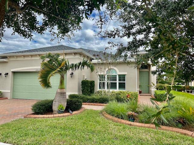 Florida Lifestyle ! Fully upgraded and tastefully decorated !