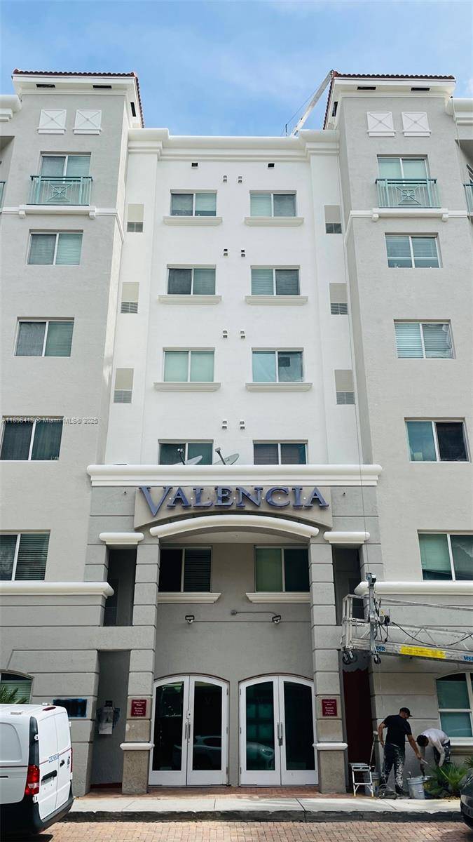 Renovated unit in the Heart of South Miami SoMi, steps from the Metrorail which provides easy access to UM, Downtown, Brickell, Dadeland Mall, MIA, and the Brightline station, connecting to ...