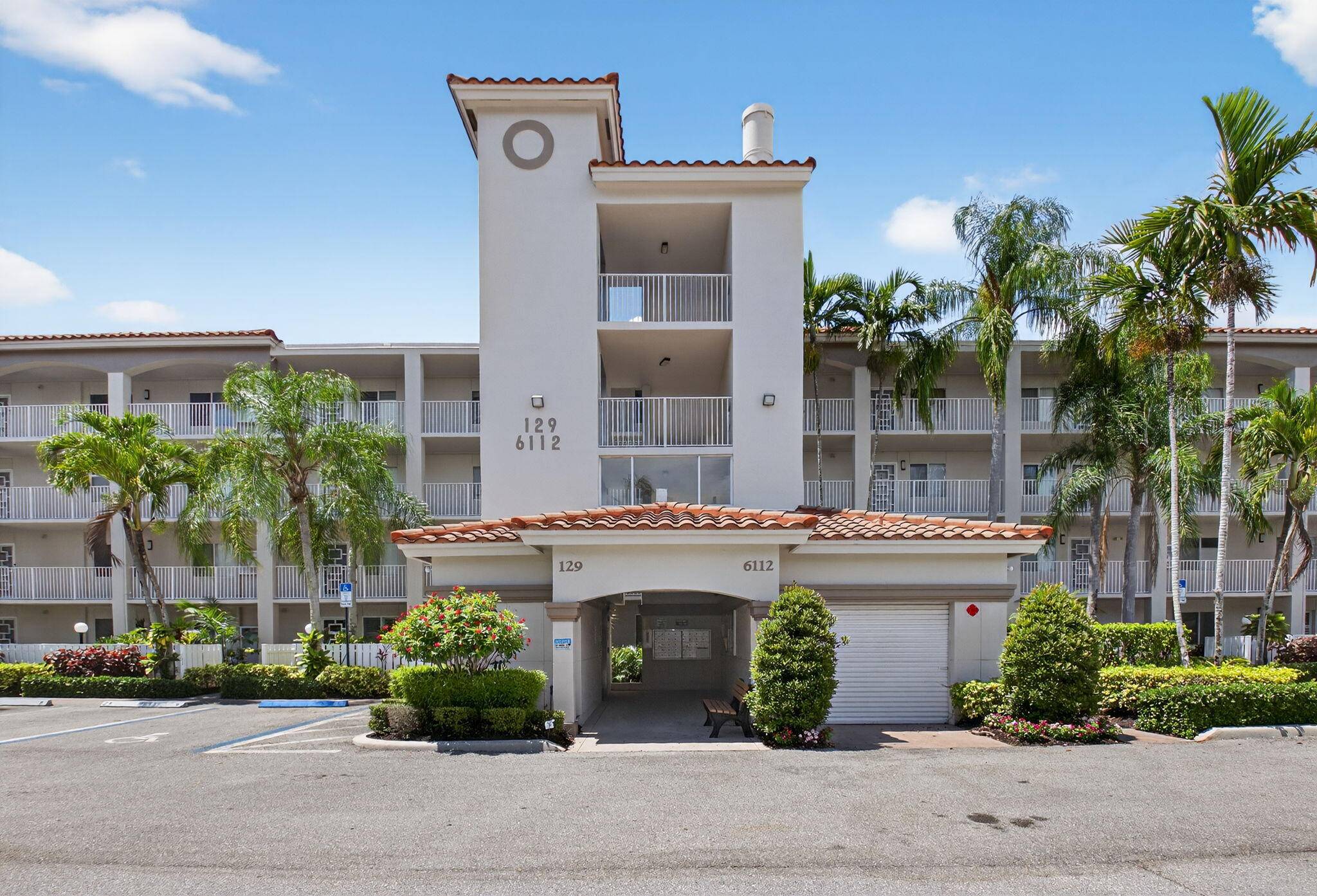 Turnkey Lakeview CondoMove right into this beautifully updated and fully furnished 2 bedroom, 2 bath condo with a spacious den sold turnkey including all furniture and kitchen essentials.