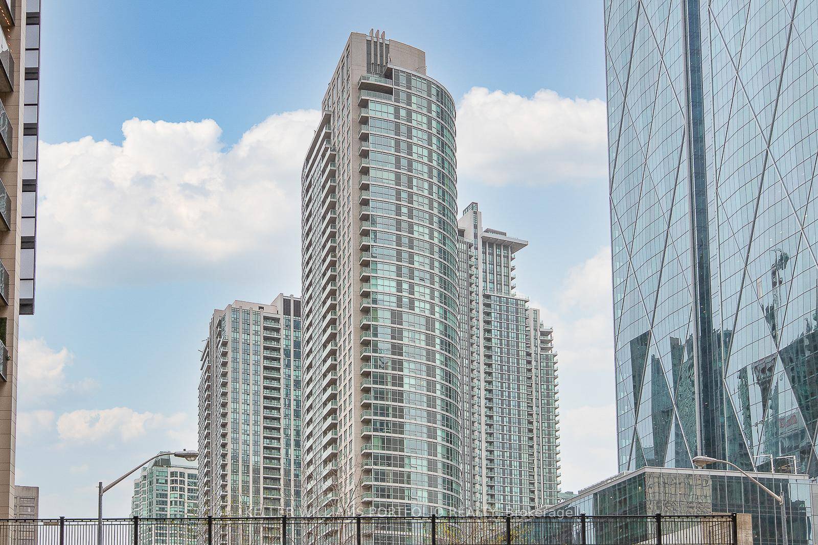 Beautiful Studio unit w floor to ceiling Windows.