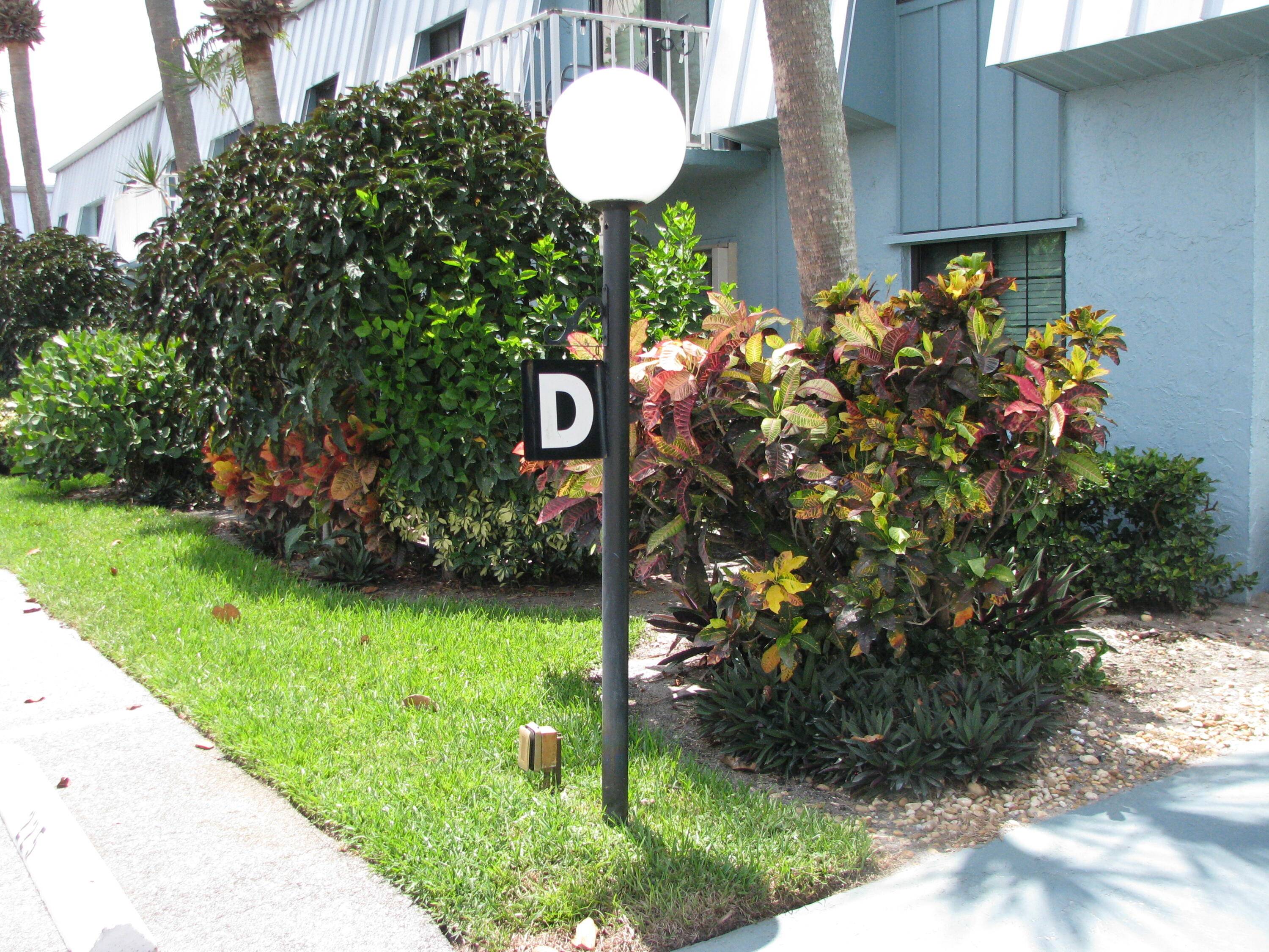 MUST SEE MANY UPGRADES. FIRST FLOOR Newly painted unit in Poppleton Creek.