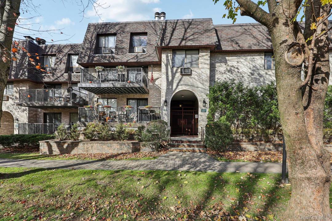 Welcome to this bright and spacious top floor 2 bedroom, 1.