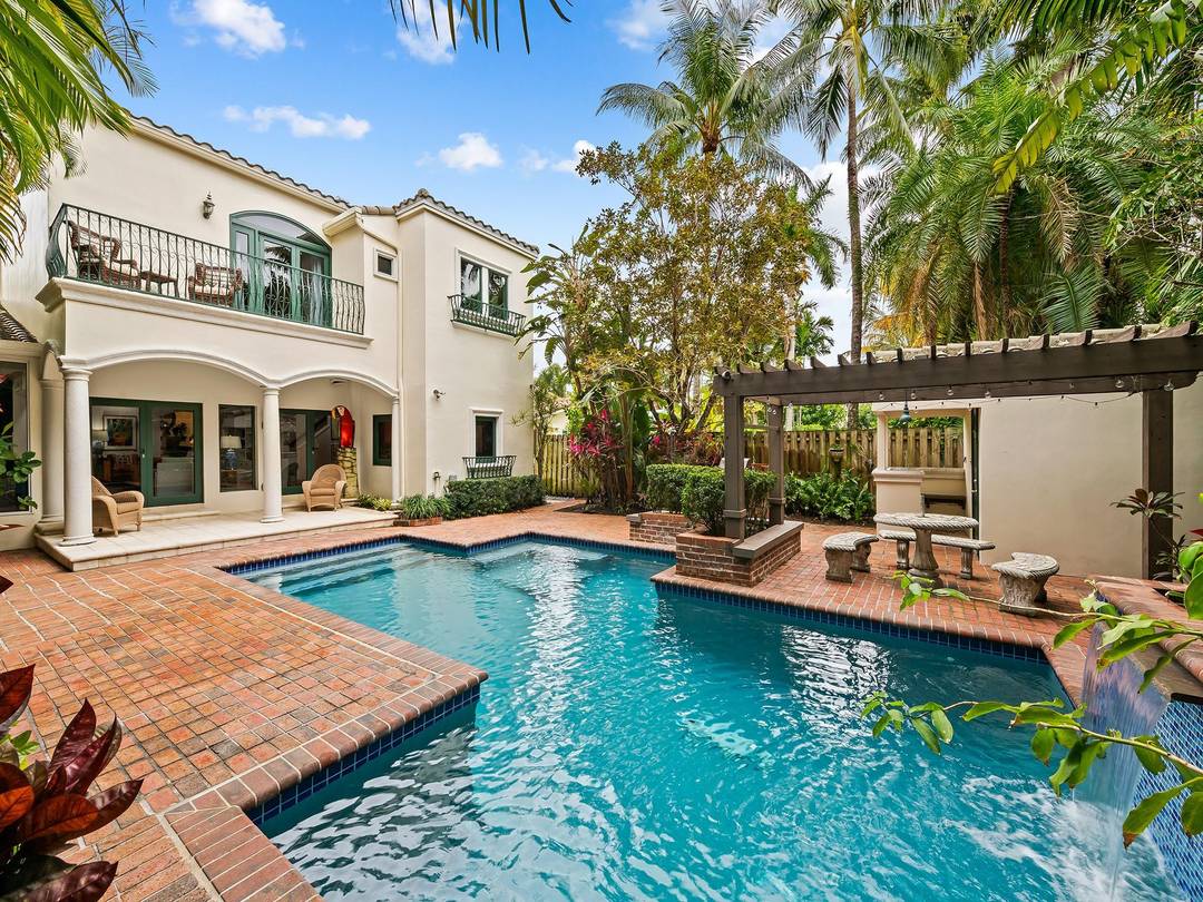 Live the Idlewyld lifestyle in this 3BR 2.